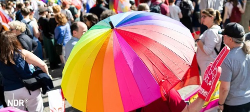 Schützt Kinder vor der AfD: Über 900 Menschen bei einer Großveranstaltung gegen den AfD-"Kinderschutz"-Kongress