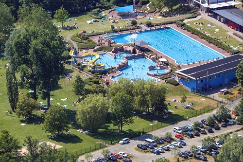 Sondersitzung im Innenausschuss des hessischen Landtags: AfD instrumentalisiert Vorfall im Schwimmbad mit vier Syrern zum Schüren von Fremdenfeindlichkeit