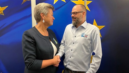 Niederländer Marcel Jeninga auf dem Höhepunkt: EU-Parlament beschließt europaweites Verbot von Pädophilen-Handbuch