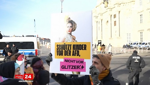 Dragqueen Buchlesung & Gegendemo führt zu Plakaten mit der Aufschrift: Schützt Kinder vor der AfD