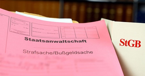 K13online Pressemitteilung: Strafanzeige gegen Unbekannt & News über den Pädophilenjäger Björn Scholz zusammengefügt